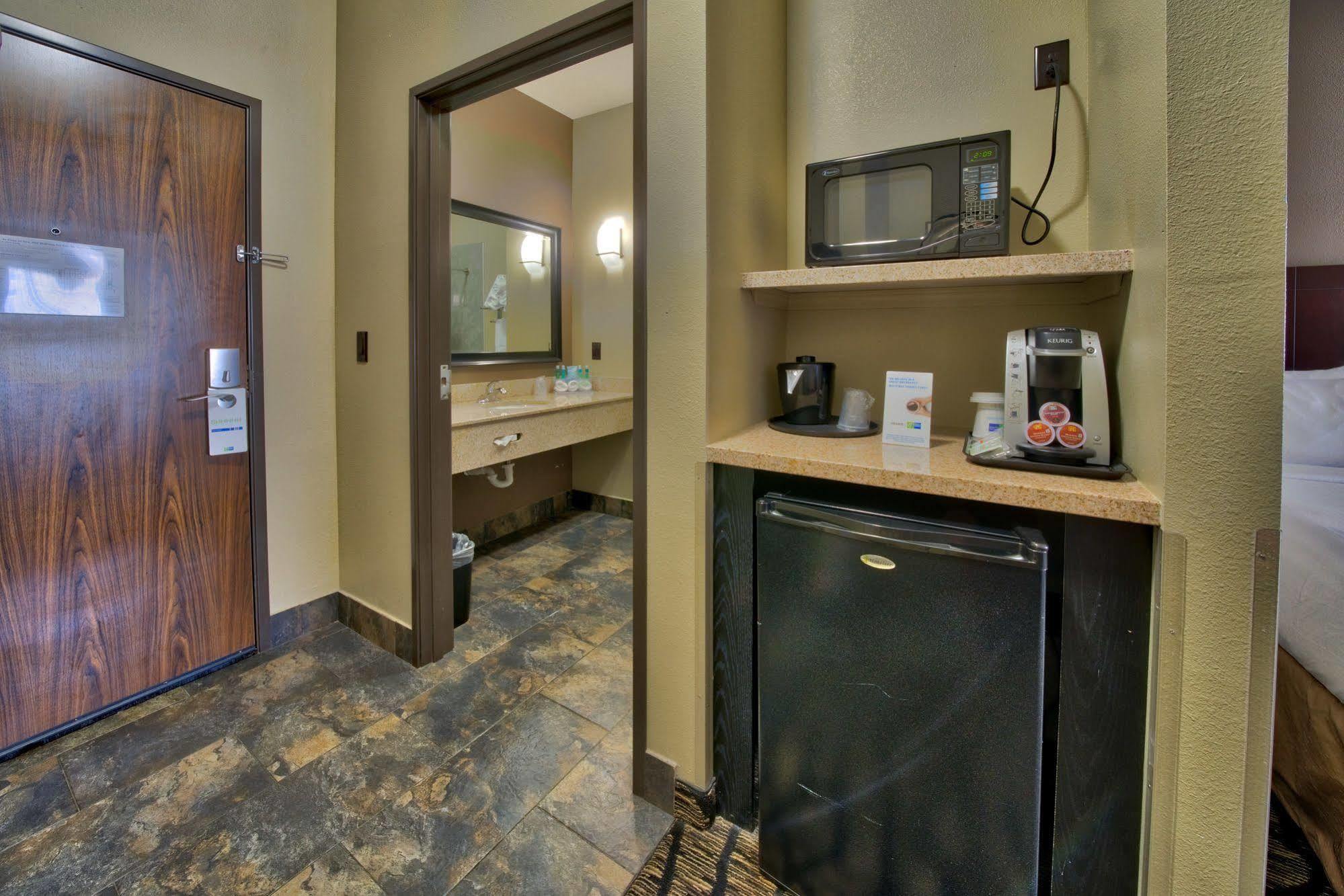 Holiday Inn Express And Suites Lubbock South By Ihg Exterior foto